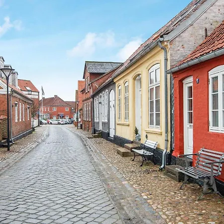 4 Person In Tonder-by Traum