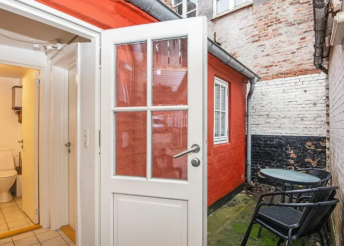 4 Person In Tonder-by Traum *