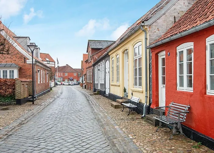 4 Person In Tonder-by Traum